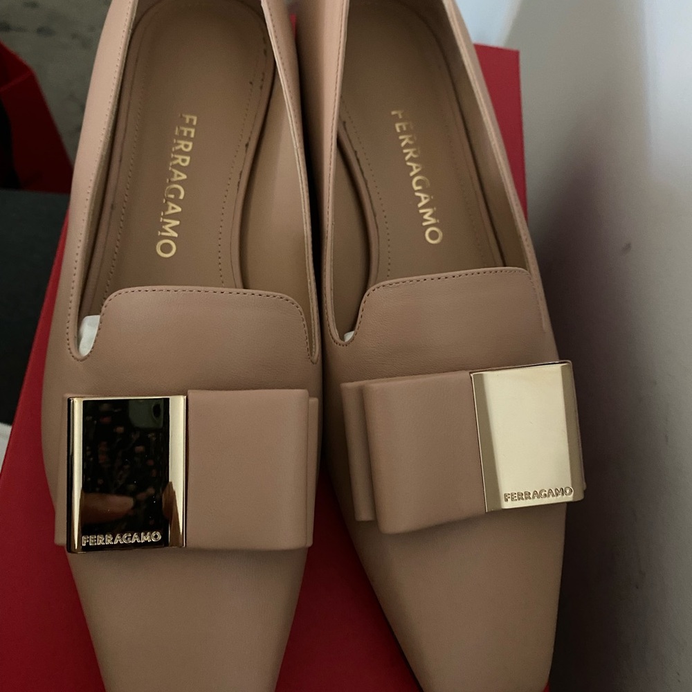 NIB Ferragamo tan square toe flats with signature gold bow women’s 8.5 - Picture 5 of 7